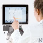 Tekniker styr Labfors 5 bioreaktor via INFORS HT pekskärm