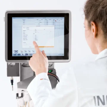 Tekniker styr Labfors 5 bioreaktor via INFORS HT pekskärm