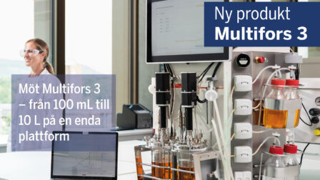 Multifors 3 bänkbioreaktor från INFORS HT i ett laboratorium, med flera glaskärl, pekskärm och en laptop som visar eve bioprocessprogramvara. Text på bilden: Ny produkt Multifors 3 – från 100 mL till 10 L på en enda plattform.