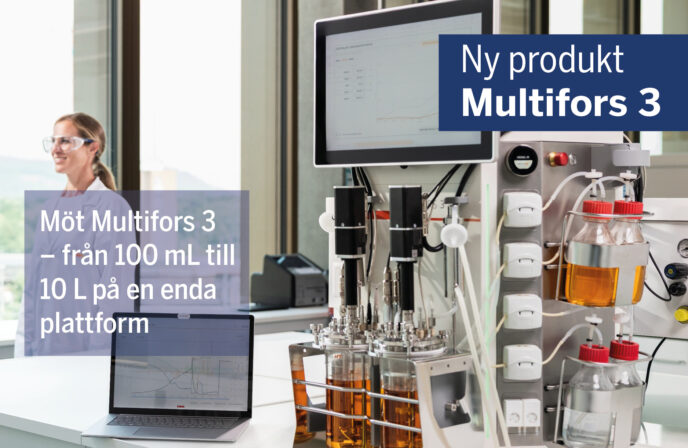 Multifors 3 bänkbioreaktor från INFORS HT i ett laboratorium, med flera glaskärl, pekskärm och en laptop som visar eve bioprocessprogramvara. Text på bilden: Ny produkt Multifors 3 – från 100 mL till 10 L på en enda plattform.